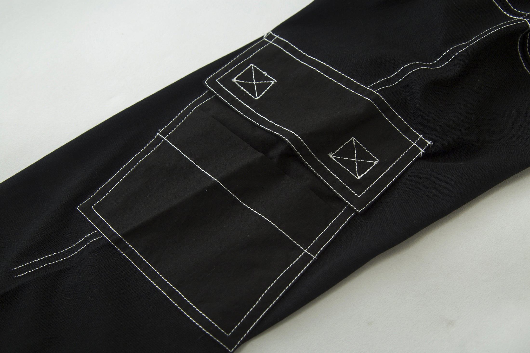 Load image into Gallery viewer, Le Fruit Defendu Pocket Sweatshirt - Black