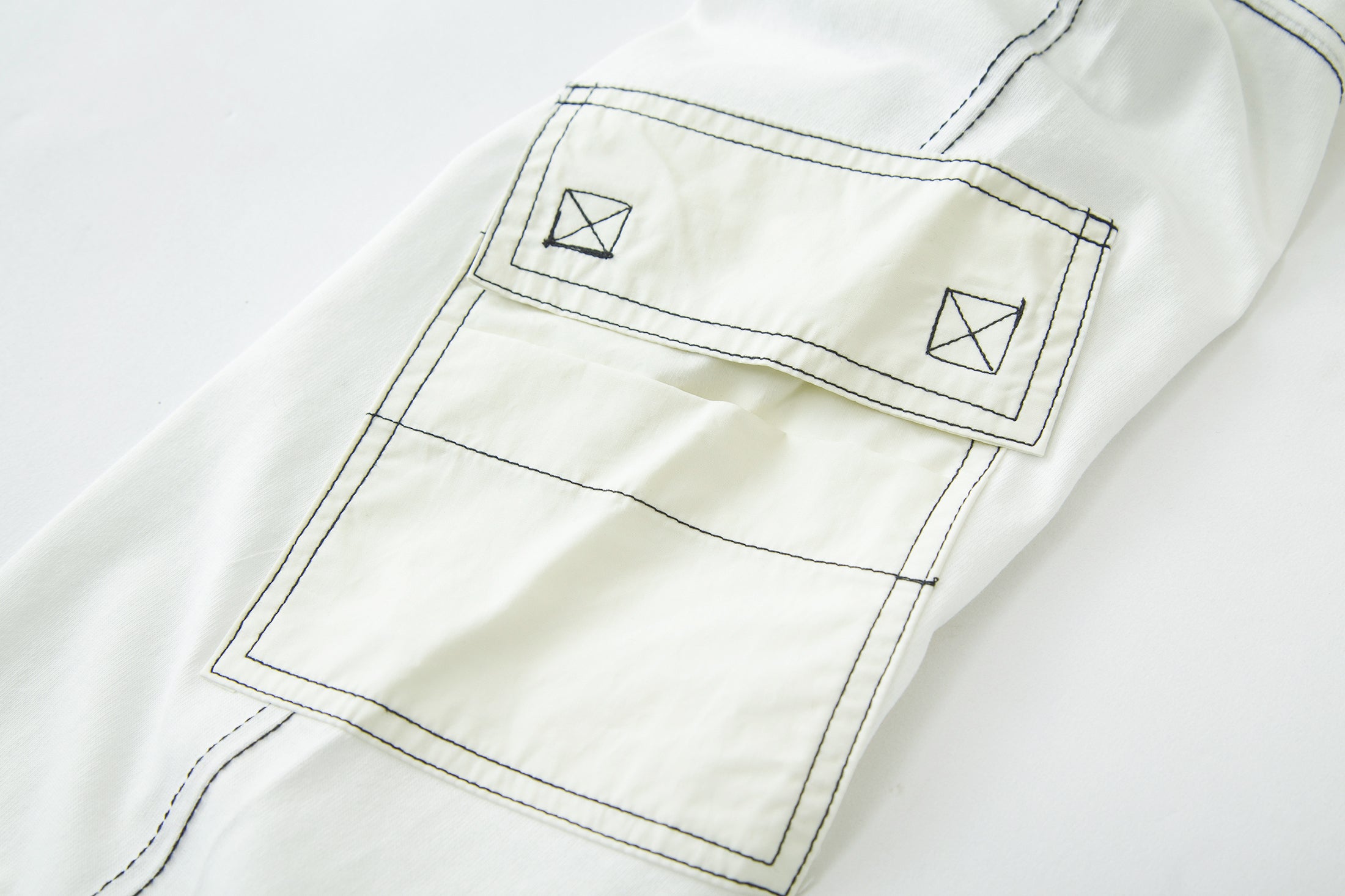 Load image into Gallery viewer, Le Fruit Defendu Pocket Sweatshirt - White
